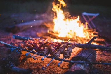 Şişte ızgara domuz eti, dışarıda şenlik ateşinde kızartılmış.