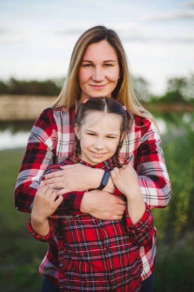 Mor Och Dotter Vandrare Och Turister Klädda Rutiga Skjortor Kul — Stockfoto