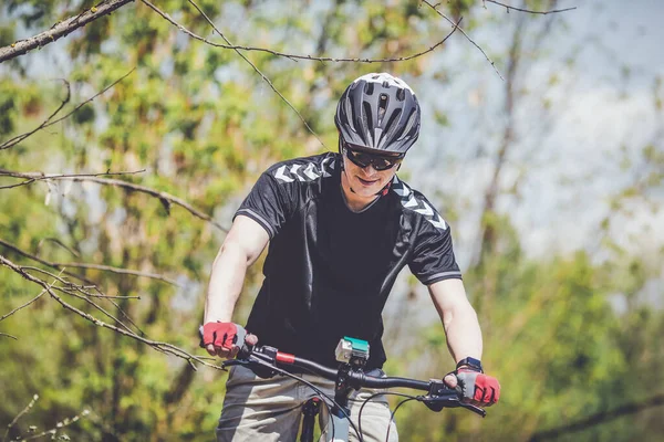 Man Med Cykel Ridning Landsväg Stockbild