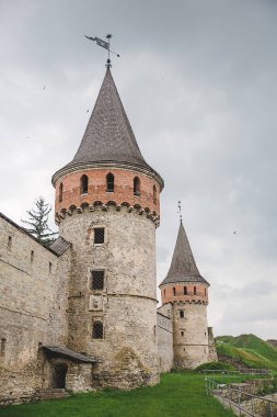 Ukrayna 'daki Kamianet-Podilskyi Kalesi' nin ortaçağ kulesi ve duvarı
