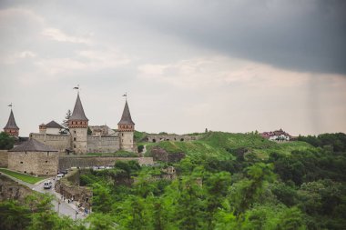Ukrayna 'daki Ortaçağ Kamianet-Podilskyi Kalesi Panoraması, yağmur geliyor