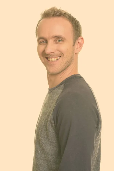 Profile view of happy handsome szőke férfi látszó kamera — Stock Fotó