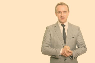 Motivasyon konuşması yapan takım elbiseli yakışıklı iş adamının portresi