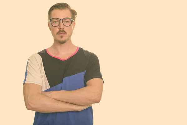 Retrato de jovem bonito barbudo homem como nerd com os braços cruzados — Fotografia de Stock