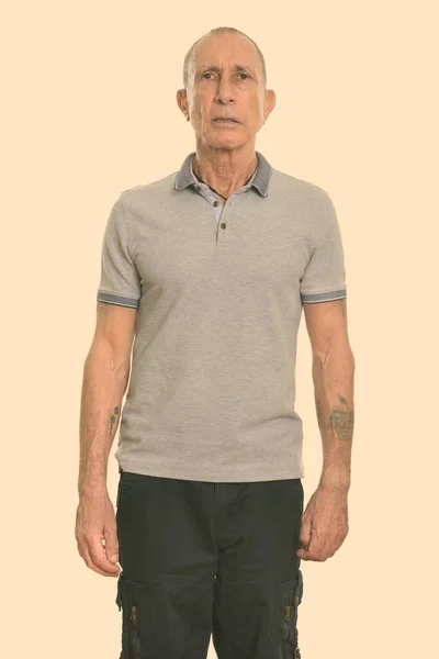 Studioaufnahme eines älteren Mannes im Stehen — Stockfoto