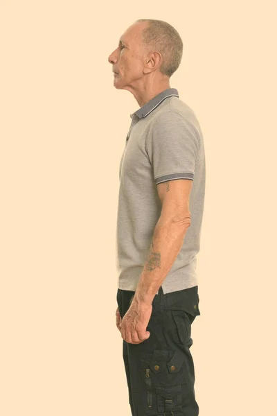 Profilové zobrazení stojícího staršího muže — Stock fotografie