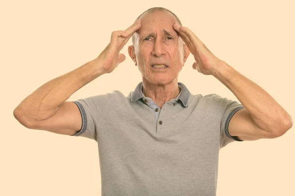 Stúdió lövés idős férfi fejfájás — Stock Fotó