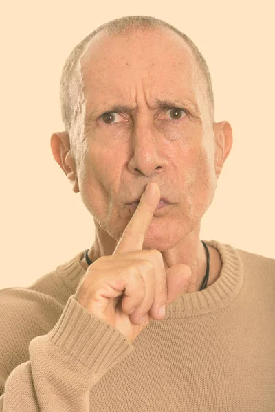 Visage de vieil homme en colère avec le doigt sur les lèvres — Photo