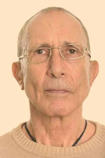 Gezicht van een oudere man met een bril op — Stockfoto