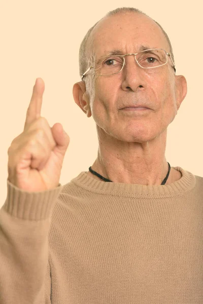 Ansikte på äldre man bär glasögon samtidigt peka finger upp — Stockfoto