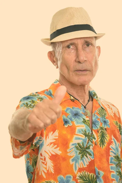 Студійний знімок старшого чоловіка, що дає великий палець — стокове фото