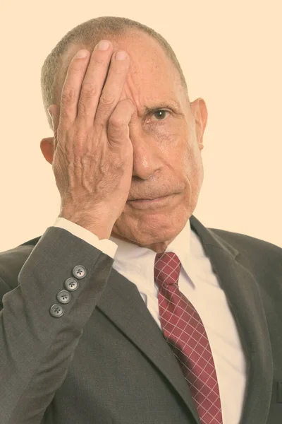 A fáradt, idős üzletember arca stresszes. — Stock Fotó