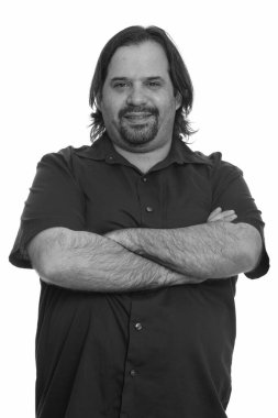 Mutlu şişman sakallı beyaz adam kolları bağlı gülümsüyor.