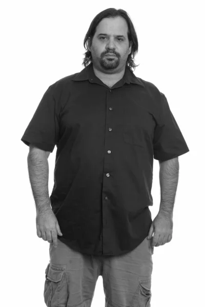Retrato de homem barbudo com sobrepeso olhando para a câmera — Fotografia de Stock