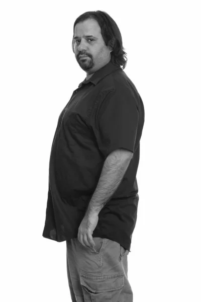Profilo vista di sovrappeso uomo barbuto guardando la fotocamera — Foto Stock