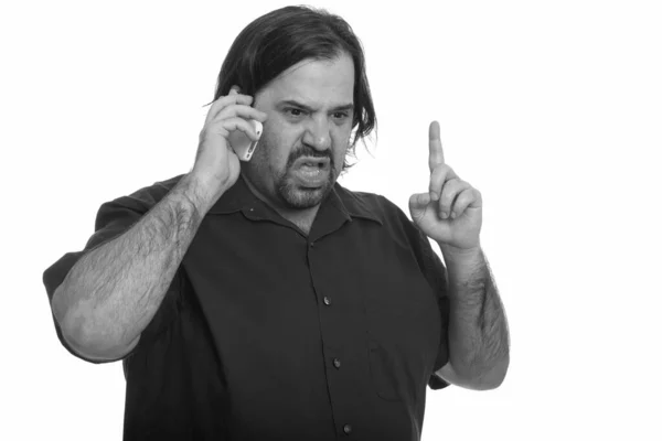 Irritado gordura caucasiano homem falando no celular enquanto apontando dedo para cima — Fotografia de Stock