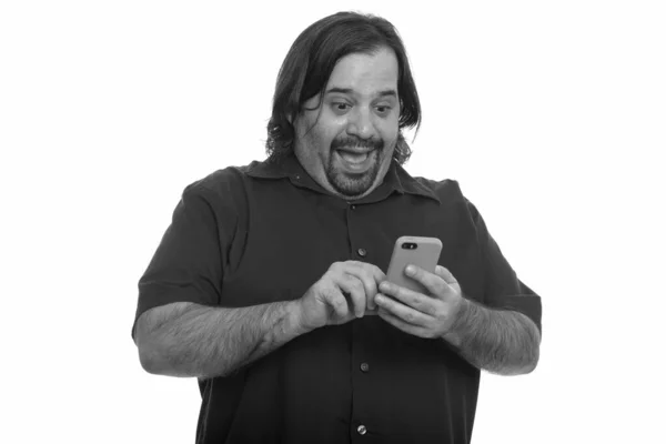 Feliz hombre caucásico grasa riendo mientras se utiliza el teléfono móvil —  Fotos de Stock