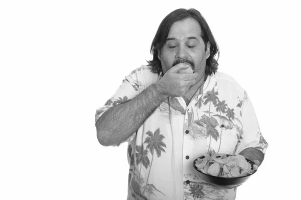 Fat Caucasian man eating deliciously mouthful of chips ready for vacation — Stock Photo, Image