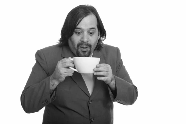 Porträt eines übergewichtigen, bärtigen Geschäftsmannes im Anzug mit Kaffeetasse — Stockfoto