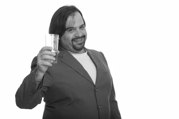 Ευτυχισμένος χοντρός Καυκάσιος επιχειρηματίας χαμογελώντας και κρατώντας ένα ποτήρι μπύρα — Φωτογραφία Αρχείου