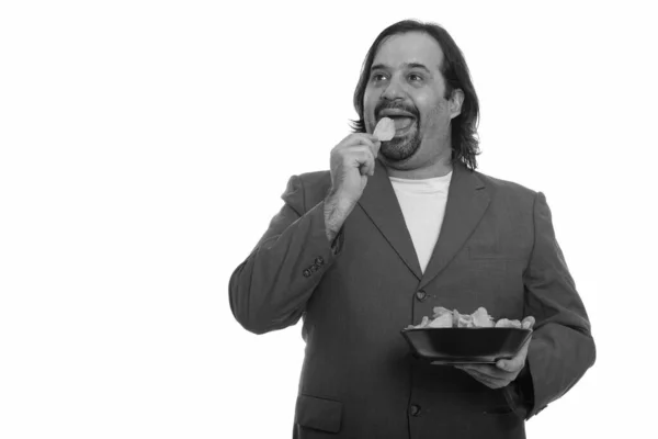 Glücklicher fetter kaukasischer Geschäftsmann lächelt beim Chips essen — Stockfoto