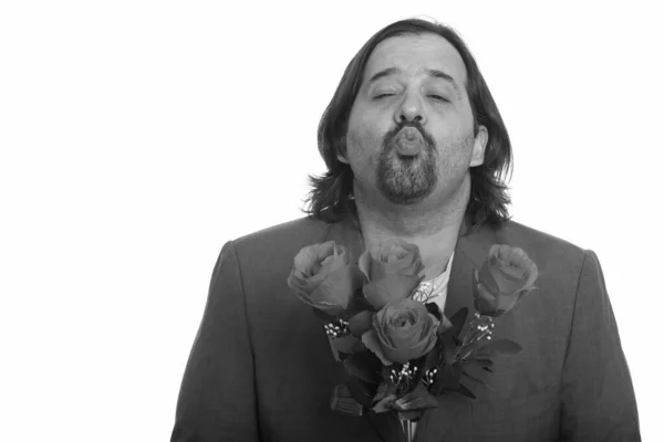 Dicke kaukasische Geschäftsmann puckert die Lippen, während er rote Rosen für den Valentinstag bereit hält — Stockfoto