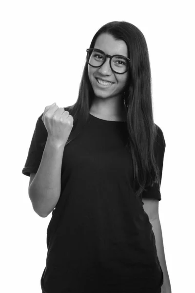 Joven mujer caucásica feliz sonriendo y buscando motivado —  Fotos de Stock