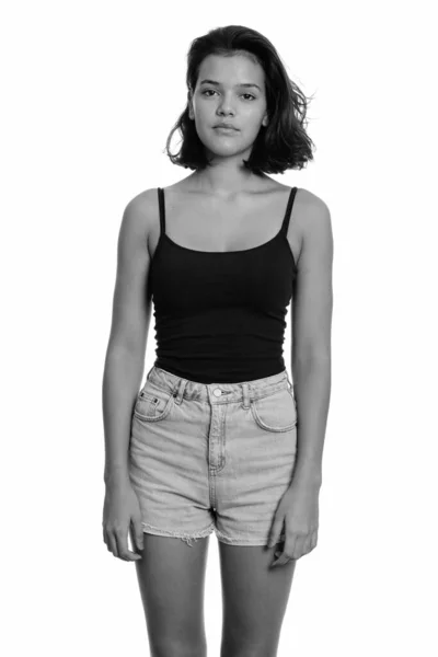 Jovem bela adolescente multi étnica com cabelo curto — Fotografia de Stock