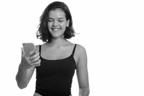 Junge glückliche kaukasische Teenager-Mädchen lächeln und halten Mobiltelefon — Stockfoto