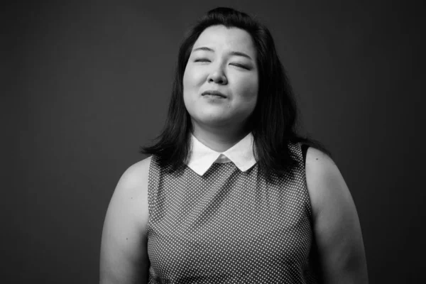 Hermosa mujer asiática con sobrepeso contra fondo gris —  Fotos de Stock