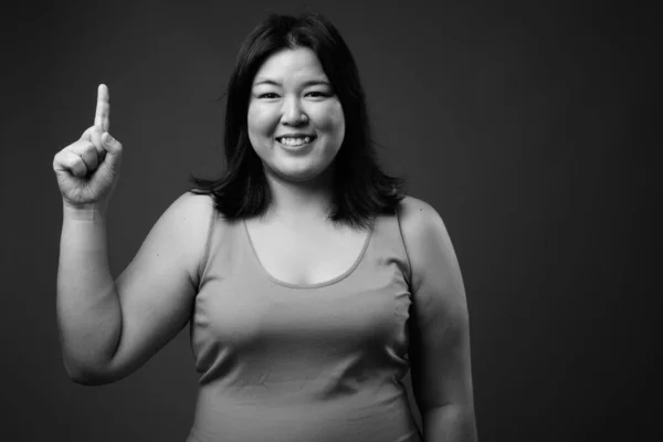 Hermosa mujer asiática con sobrepeso contra fondo gris —  Fotos de Stock