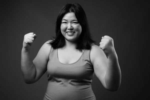 회색 배경에 비해 아름다운 체중 과다인 아시아 여성 — 스톡 사진