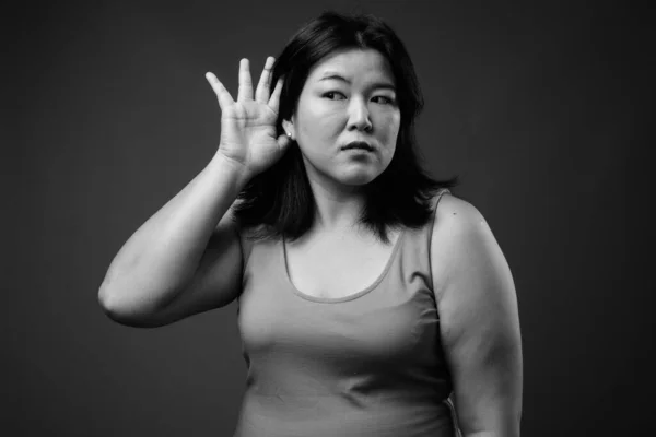 Hermosa mujer asiática con sobrepeso contra fondo gris — Foto de Stock