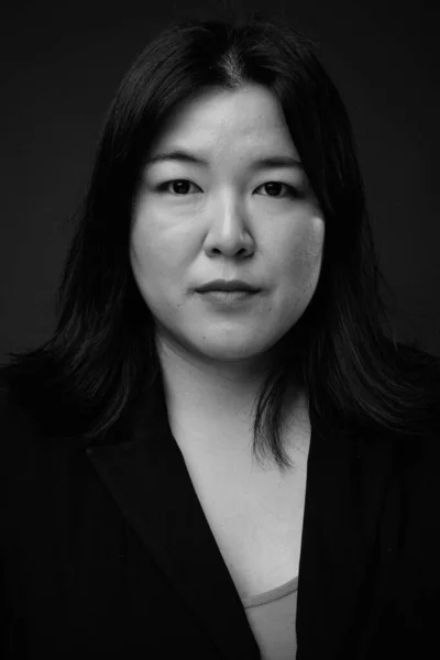 Hermosa mujer de negocios asiática con sobrepeso contra fondo gris —  Fotos de Stock