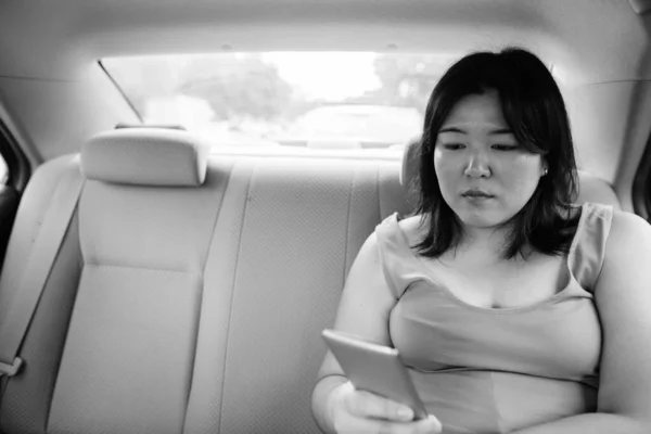 Krásná nadváha asijské žena uvnitř auta po celém městě — Stock fotografie