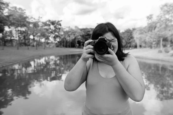 Bella donna asiatica in sovrappeso che si rilassa al parco in città — Foto Stock