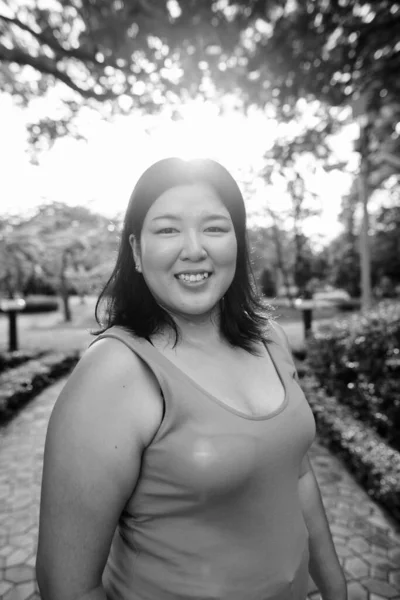 Bella donna asiatica in sovrappeso che si rilassa al parco in città — Foto Stock