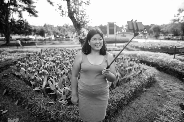 Krásná nadváha asijské žena relaxační v parku ve městě — Stock fotografie