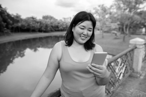 Belle femme asiatique en surpoids se détendre au parc dans la ville — Photo