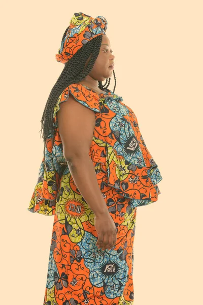 伝統的な服を着て立っている脂肪黒人アフリカ人女性のプロフィール — ストック写真
