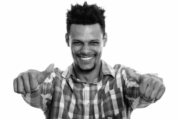 Genç mutlu Afrikalı adam başparmağını kaldırırken gülümsüyor. — Stok fotoğraf