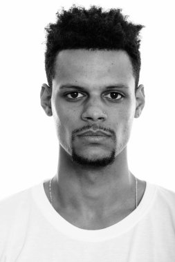 Genç Afrikalı adamın stüdyo fotoğrafı.