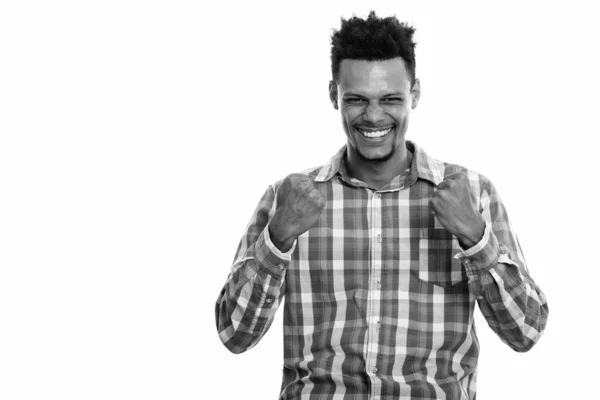 Studio shot de jeune homme africain heureux souriant tout en regardant excité — Photo