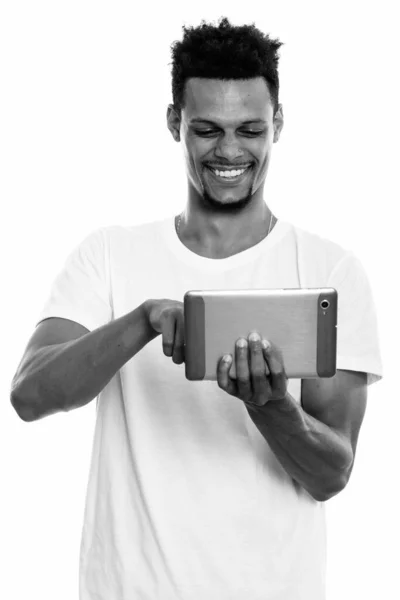 工作室拍摄的年轻快乐的非洲人在使用数码平板电脑时的笑容 — 图库照片