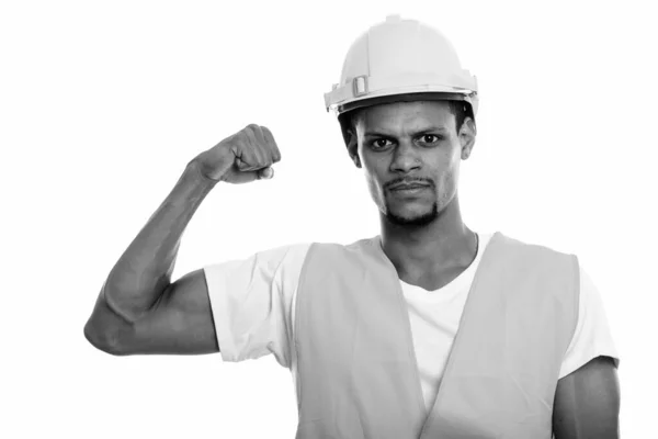 Jonge Afrikaanse man bouwvakker buigen zijn arm — Stockfoto