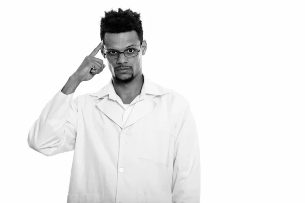 Estudio de un joven médico africano pensando con el dedo en la cabeza —  Fotos de Stock