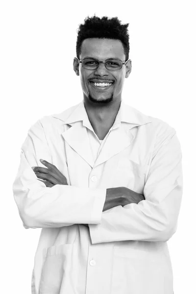 Junger glücklicher afrikanischer Arzt lächelt mit verschränkten Armen — Stockfoto