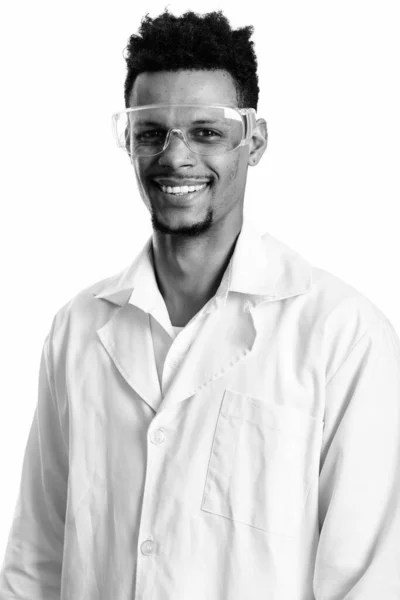 Koruyucu gözlük takıp gülümseyen Afrikalı genç adamın stüdyo fotoğrafı. — Stok fotoğraf