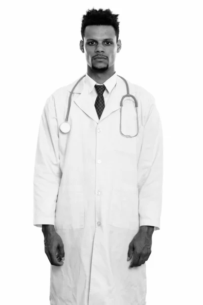 Στούντιο πλάνο του νεαρού Αφρικανού άνδρα γιατρό στέκεται — Φωτογραφία Αρχείου