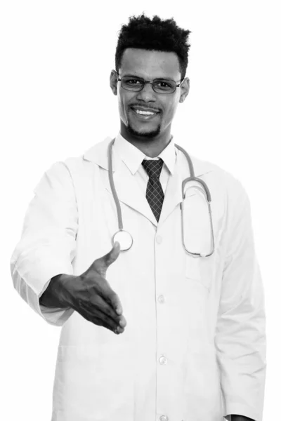 Joven hombre africano feliz médico sonriendo y dando apretón de manos — Foto de Stock